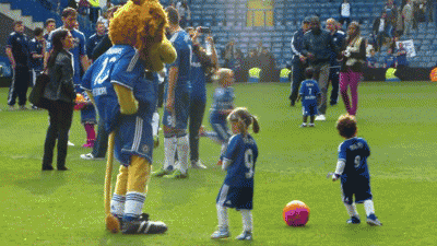 小朋友踢足球,真的感觉萌萌哒!你会让自己的孩子踢足球吗?