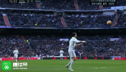 运气不佳,c罗胸部停球后射门击中门柱