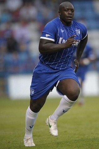 阿金芬瓦头球摆渡,保罗-哈耶斯头球攻门击中横