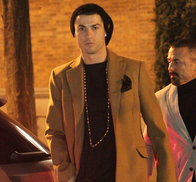 甜蜜蜜!C罗为女友庆生,在马德里二人共进晚餐