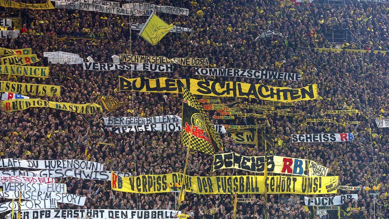 部分多特蒙德极端球迷在主场踢莱比锡的比赛中悬挂侮辱性横幅标语