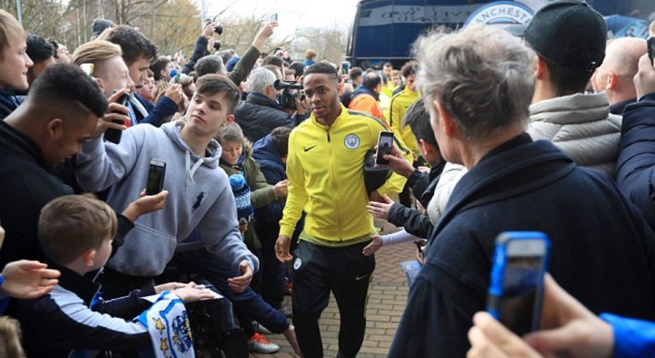 主场球迷向斯特林扔水瓶,哈德斯菲尔德可能被