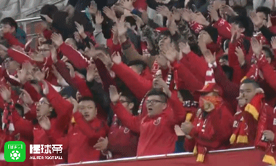客战首尔,上港球员全力以赴球迷热情高昂