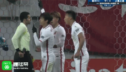 贺惯禁区内犯规,裁判出示红牌并判罚点球 — 上海上港