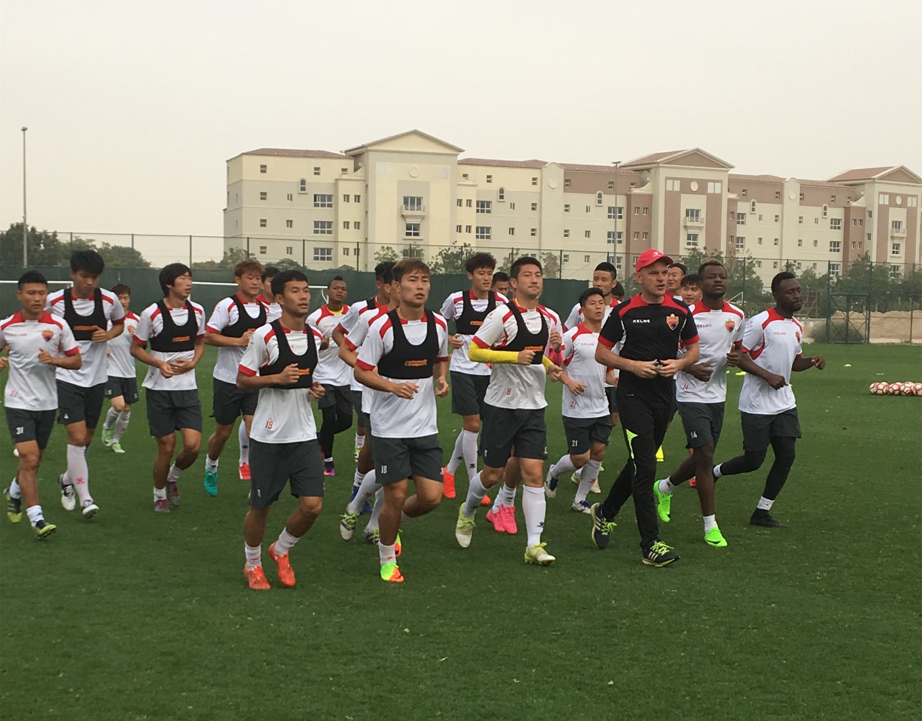 足球运动员王俊凯_迪拜足球运动员收入(2)