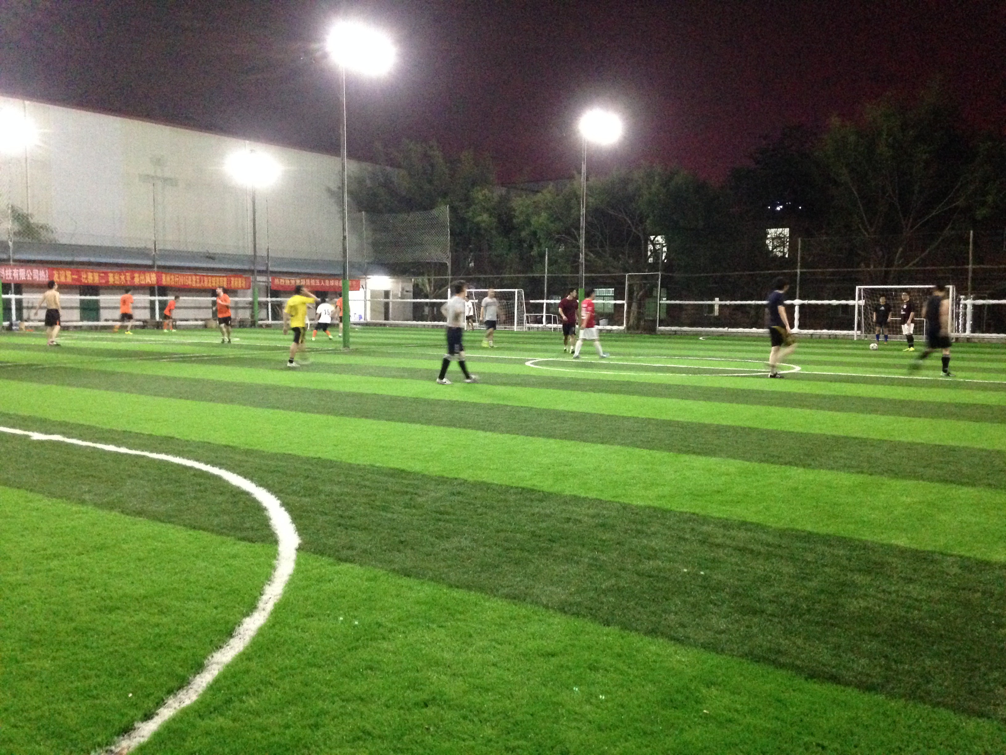 应该穿什么球鞋在人造草足球场踢球? - 足球视