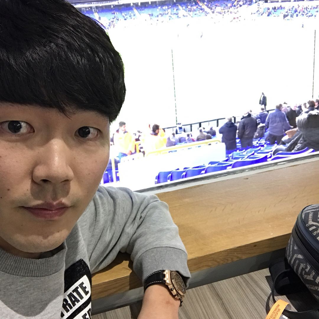 现身英超!恒大球员金英权观战热刺合影孙兴民