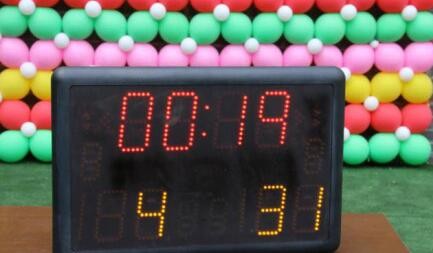 地表最强大腿诞生!中国足球爱好者4小时腿颠两