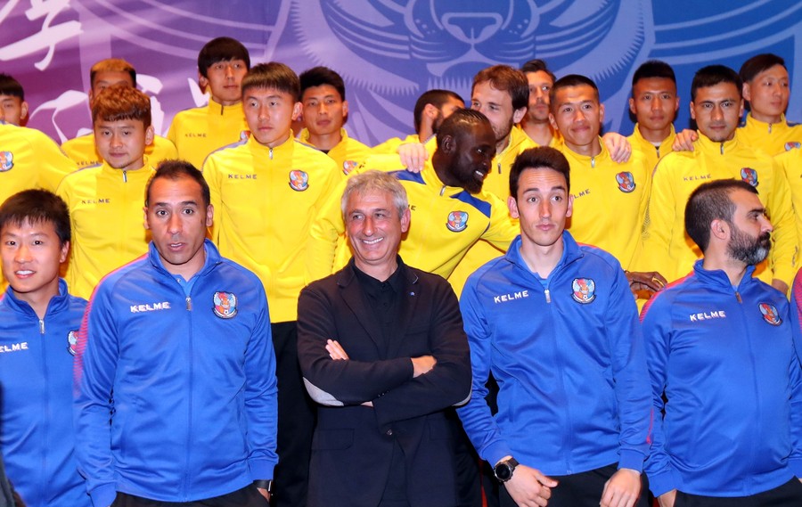 图集:青岛黄海举行新赛季出征仪式,邓卓翔手持