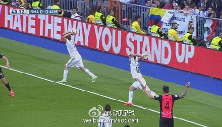 少见,比达尔与罗本同时得球准备掷界外球 - 足