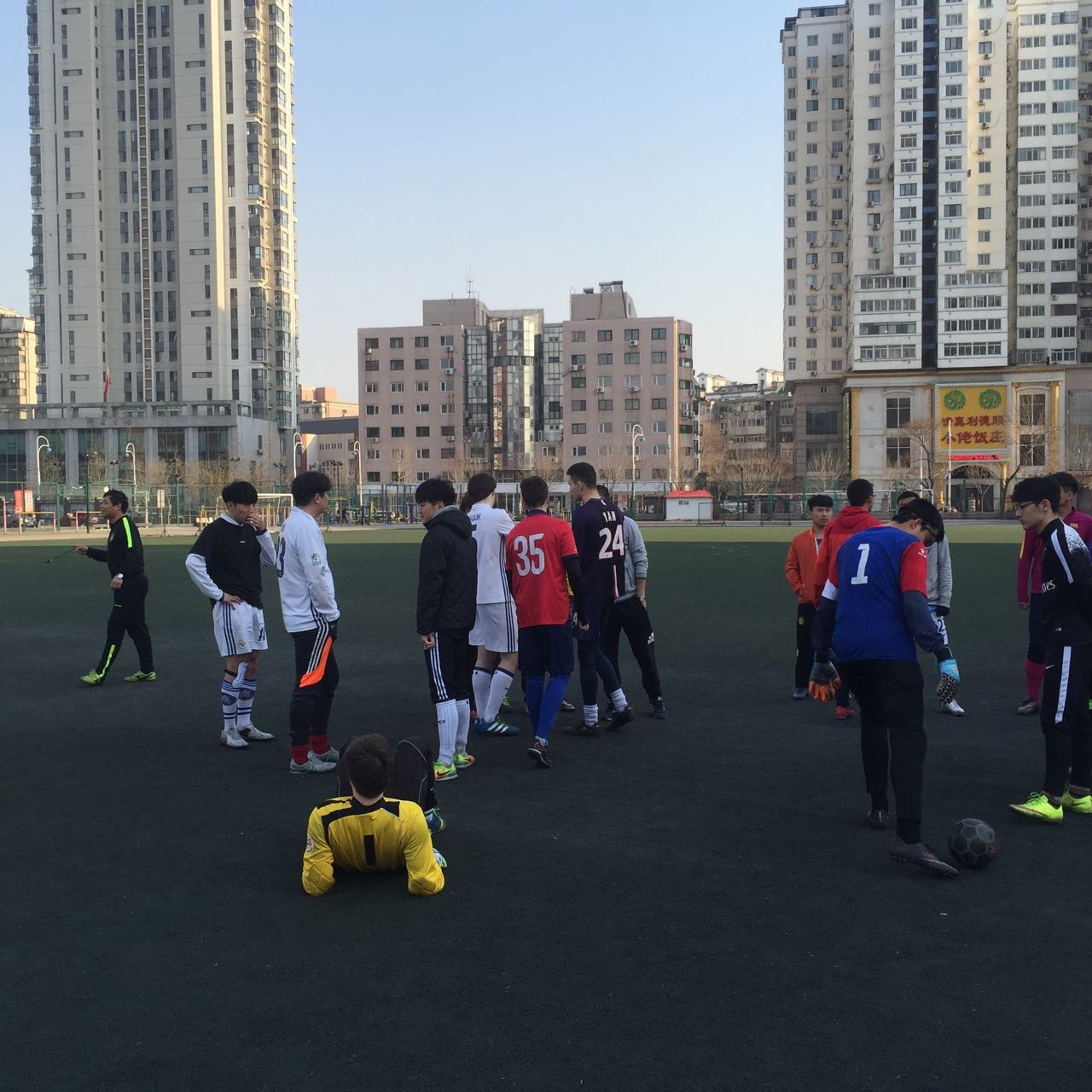 天津外国语大学校队备战新赛季,中外球员共同