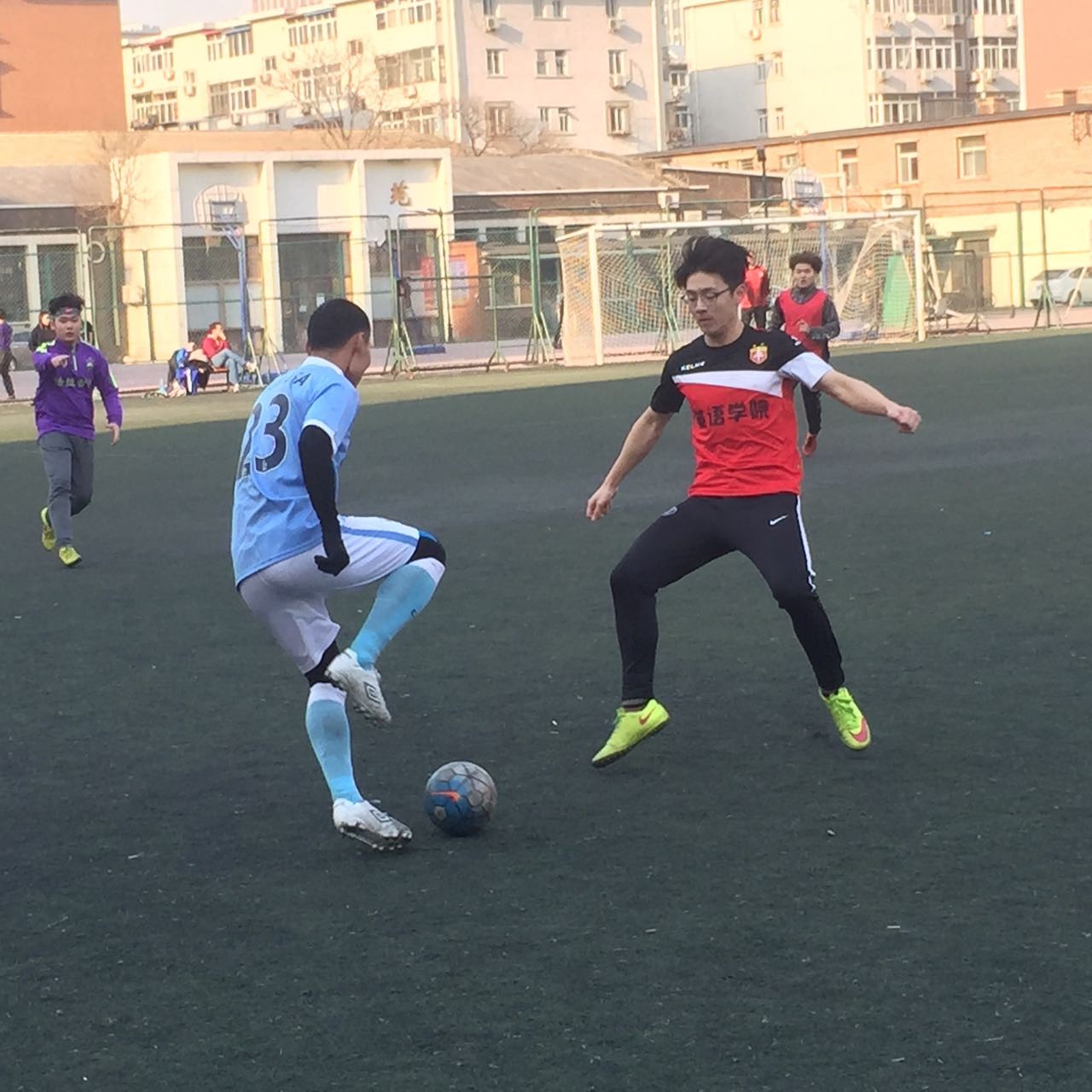 天津外国语大学校队备战新赛季,中外球员共同
