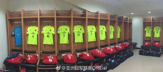 图集:静候大赛开始,上港队更衣室整齐划一 - 足