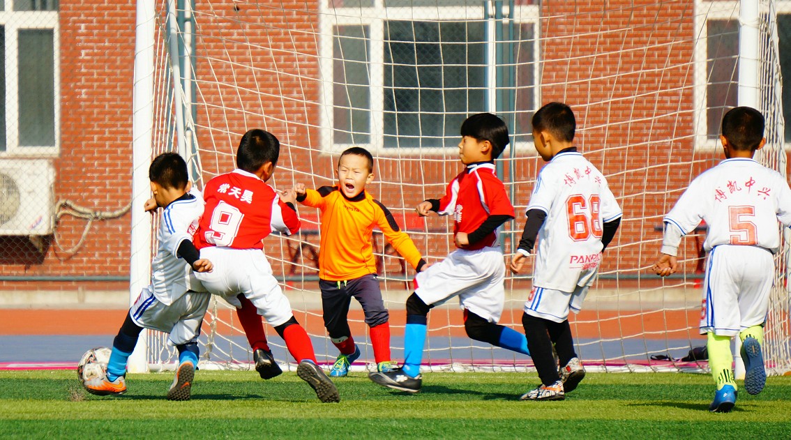 为什么4人制比赛在青少儿足球训练中最受推崇