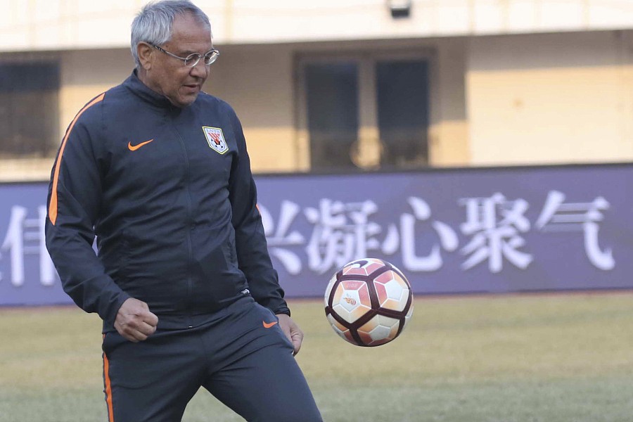 图集:鲁能备战中超联赛,马加特训练场上小秀脚