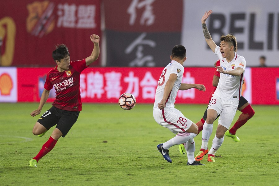 比赛图集:恒大3-2上港,双方身体对抗激烈 - 专业