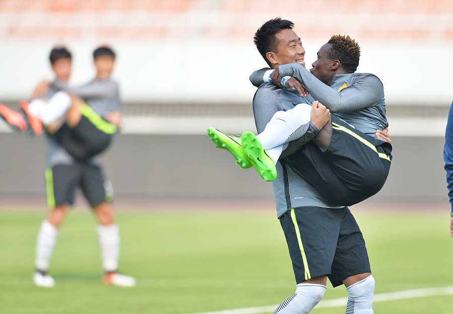 图集:武汉卓尔备战中甲联赛,球员之间玩公主抱