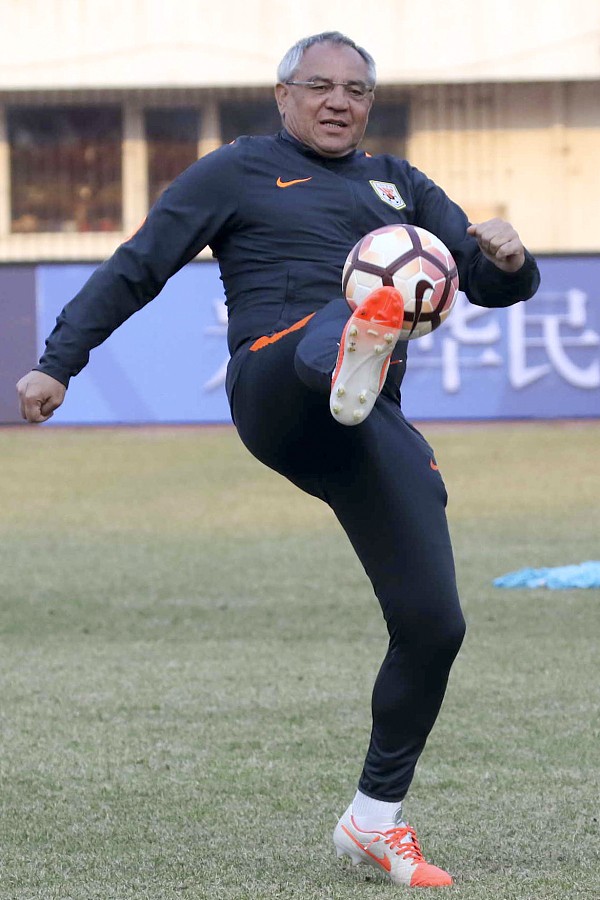 图集:鲁能备战中超联赛,马加特训练场上小秀脚