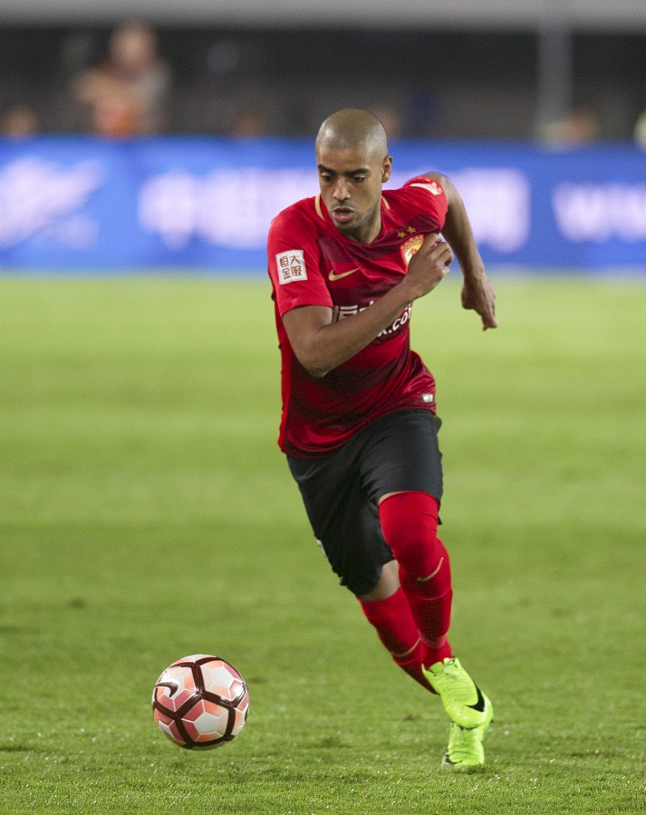 比赛图集:恒大3-2上港,双方身体对抗激烈 - 专业