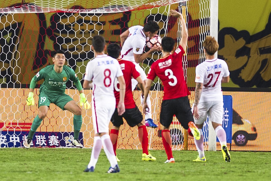 比赛图集:恒大3-2上港,双方身体对抗激烈 - 专业