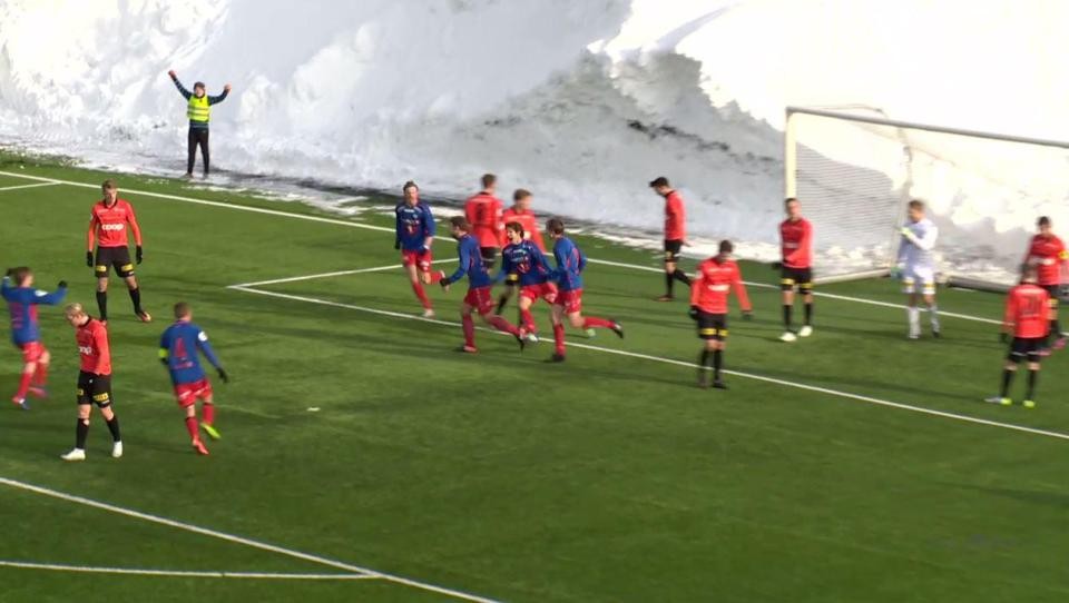 奇,挪威球队在白雪包围中比赛 - 专业权威的足