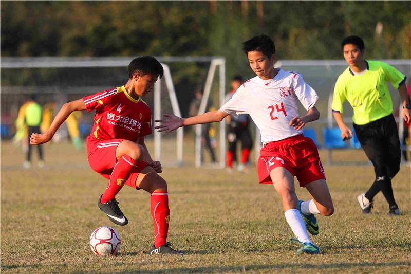 中国足球青训太落后 球员被练成机器人 - 足球