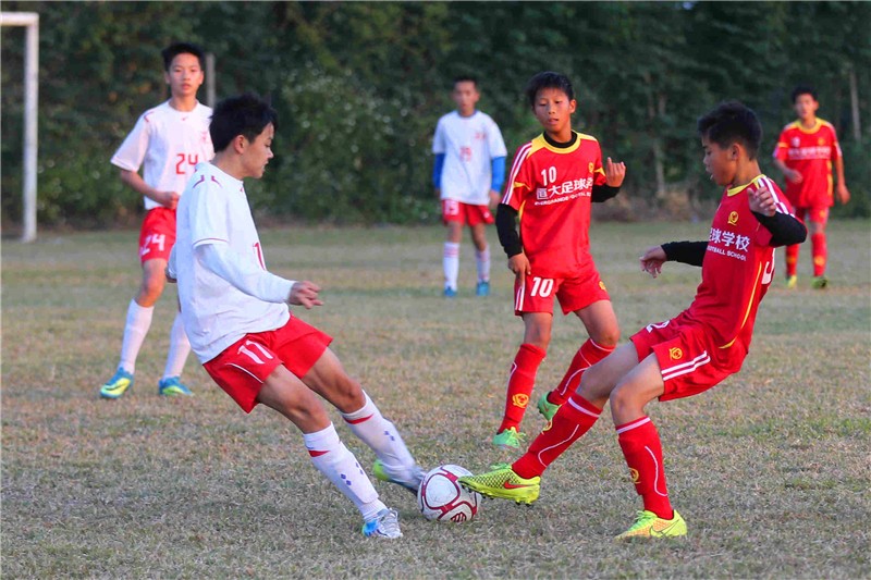 中国足球青训太落后 球员被练成机器人 - 足球