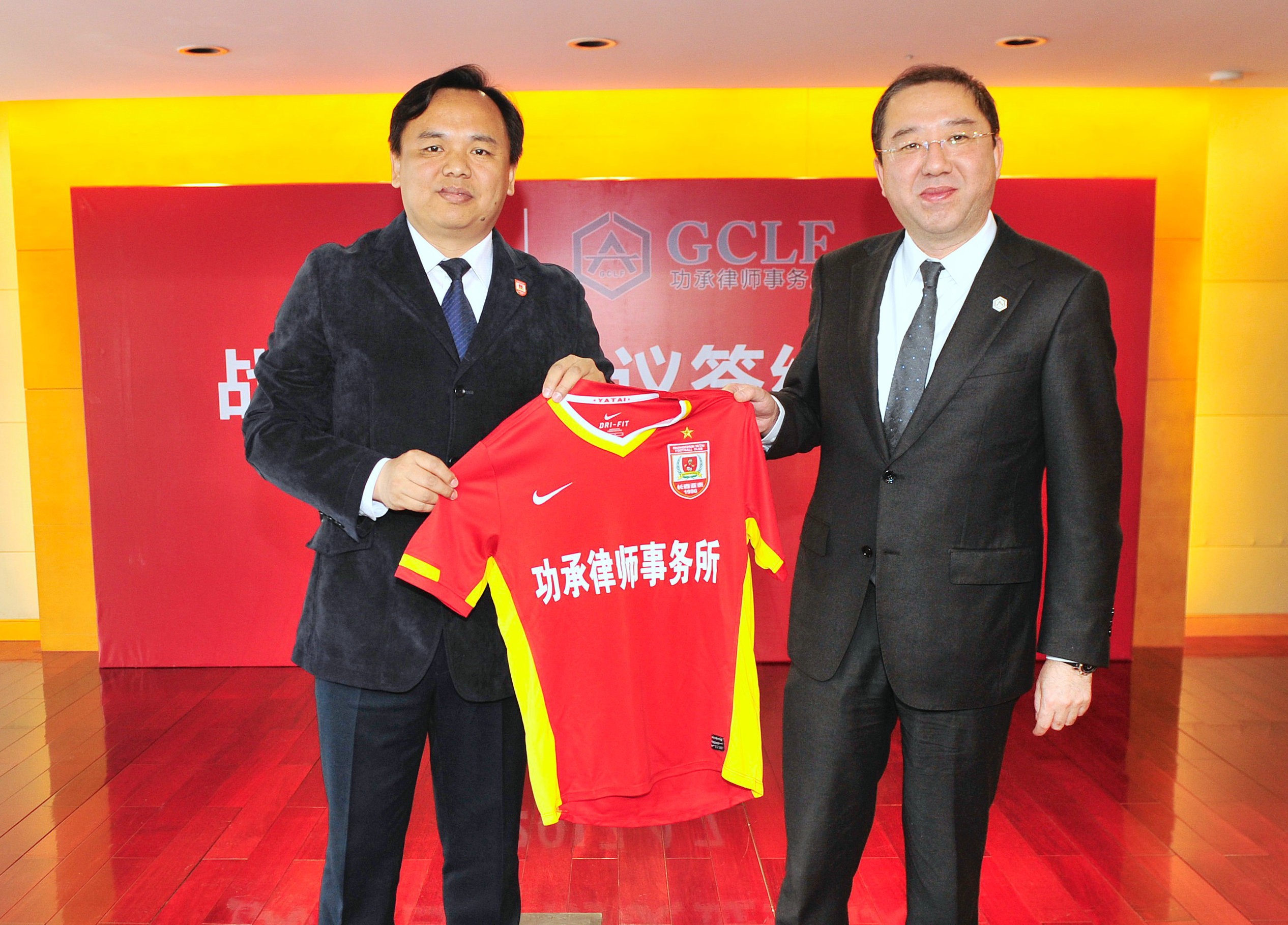 亚泰大12人概念再添力量功承律师为俱乐部