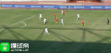 第67分钟,乌贾禁区内拿球做给中路跟进的杨旭,杨旭起脚远射,放了高射