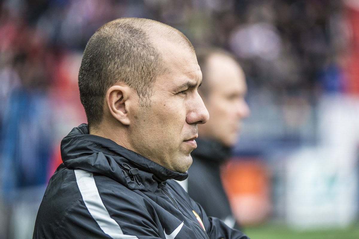 调皮,雅尔丁打趣法尔考和B席 - 专业权威的足球