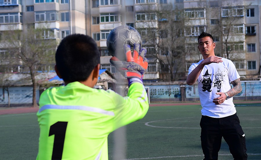 图集:石笑天回小学母校,向小朋友传授球技