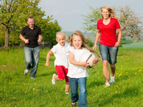 陪孩子踢球是最好的家庭教育 - 足球视频|足球视