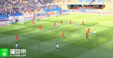 双鬼拍门,迪亚涅头球攻门稍稍偏出 — 天津泰达|延边