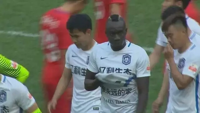 迪亚涅问胡人天要球鞋,想寄给塞内加尔的孩子