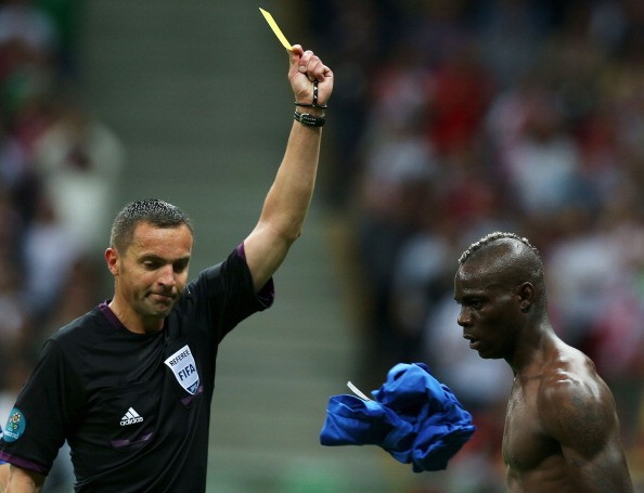 脱衣庆祝,足球场上一种狂野的美,谁在乎吃黄牌