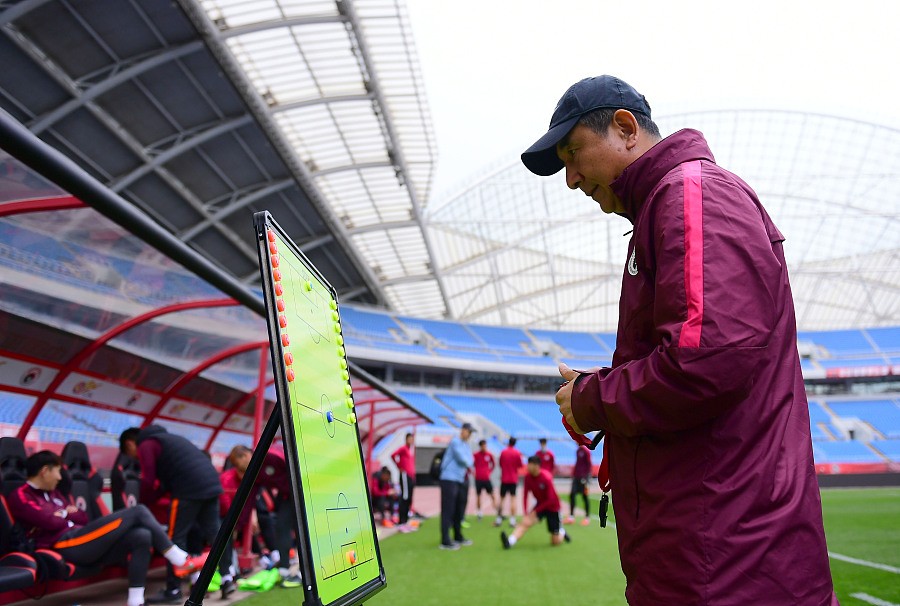图集:辽足踩场备战,马林在战术板前思考 - 专业