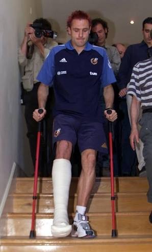 世界杯奇葩故事(十):球迷劫匪、黑哨公厕、断腿