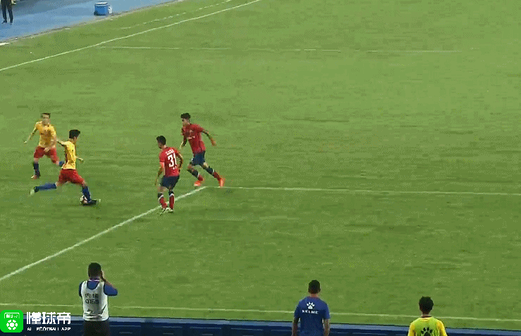 张远右路传中到点球点附近,奥巴西直接凌空抽射,刘鹏飞身将球扑出!