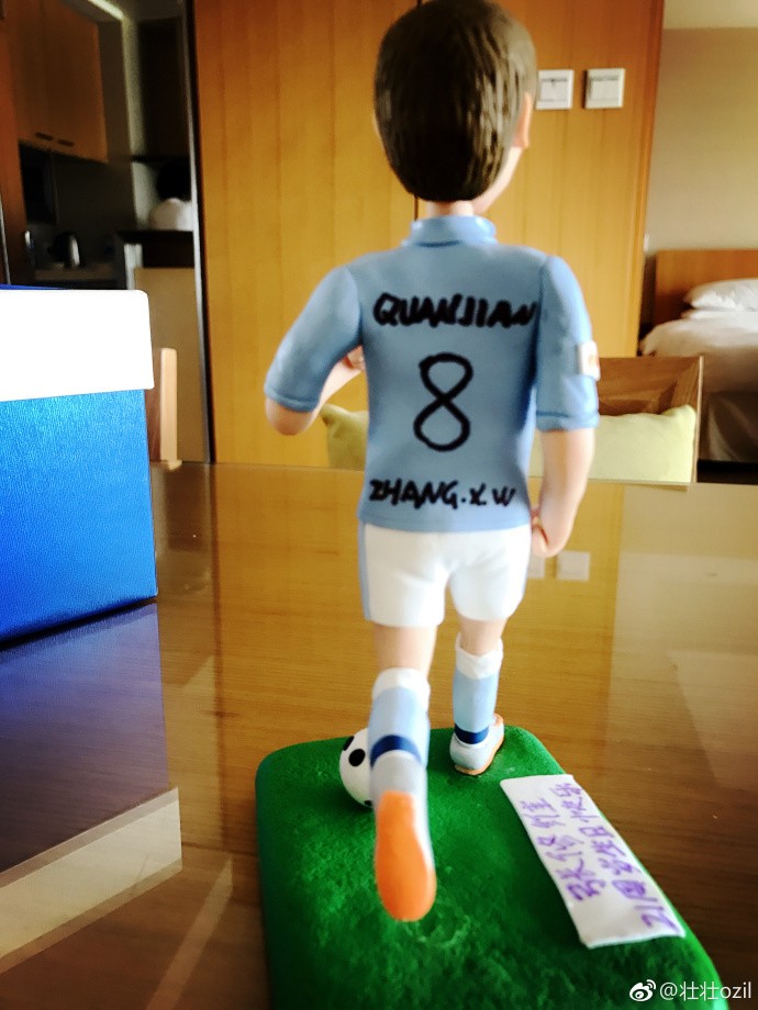 收球迷有爱礼物,张修维受感动 - 专业权威的足