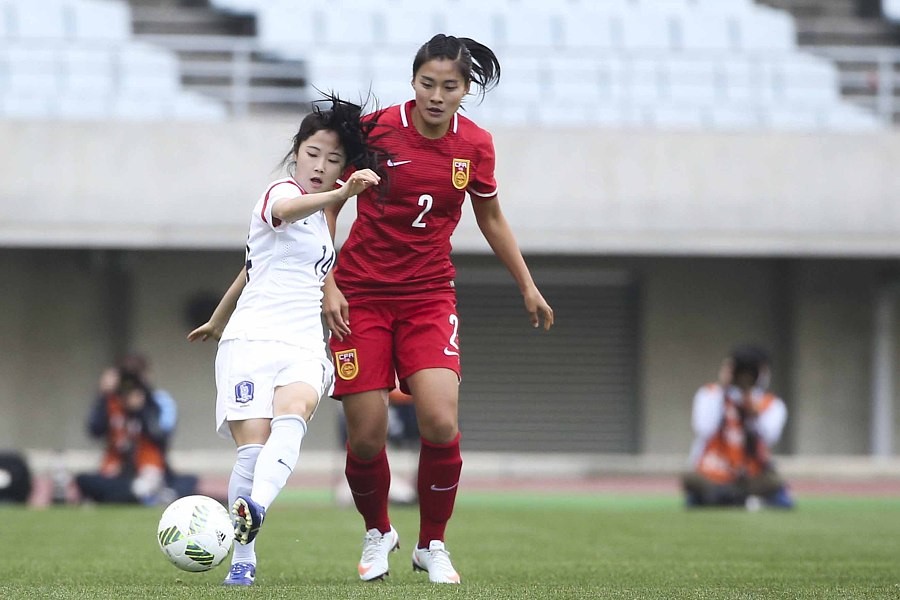 儿童节,李珉娥带小球员踢球 - 专业权威的足球