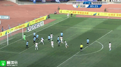 第85分钟,裁判判罚一方禁区内手球,穆谢奎大脚解围后仍然在和裁判辩解