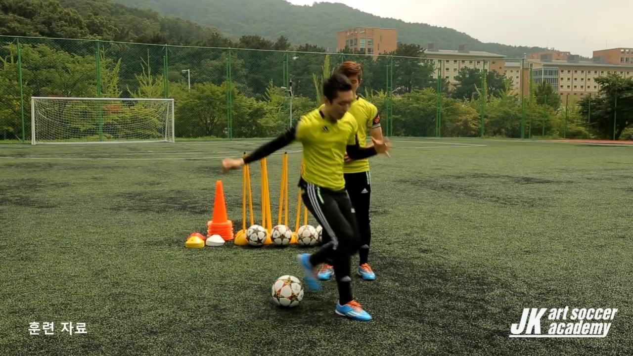 背身拿球实用晃动假动作教学 - 足球视频|足球视