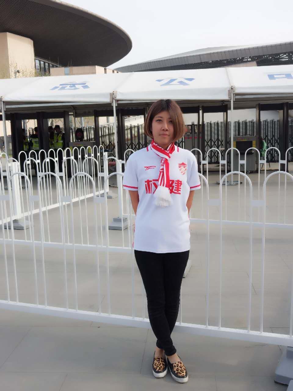 女球迷采访:超爱张修维的权健球迷张童 - 专业