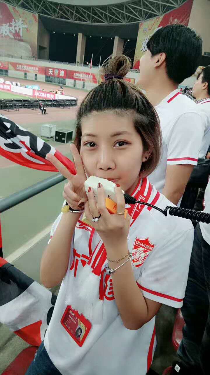 女球迷采访:超爱张修维的权健球迷张童 - 专业