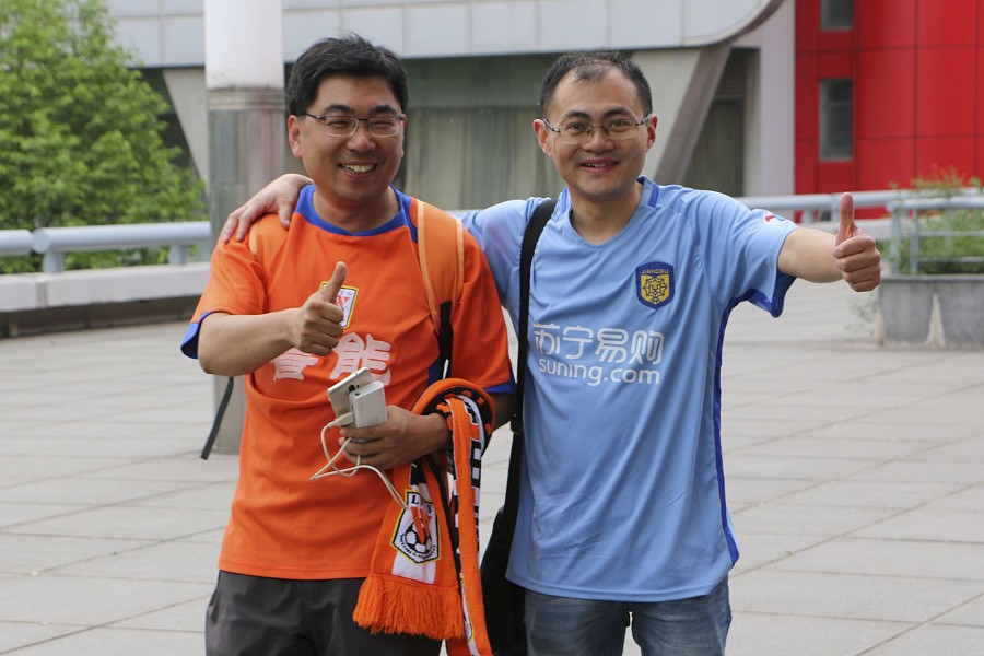 图集:苏宁vs鲁能大战在即,双方球迷场外友好合
