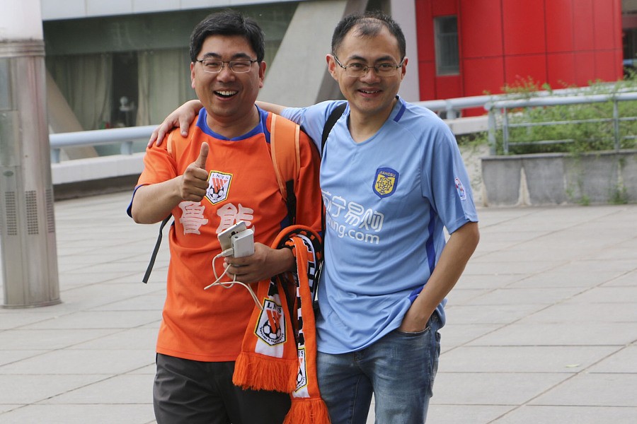 图集:苏宁vs鲁能大战在即,双方球迷场外友好合
