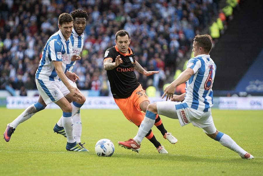 英冠升级附加赛第一回合,农场主被逼平谢周三