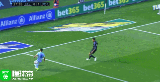 瓦拉内禁区线外手球,裁判未予理会 — 专业权威的足球网站|懂球帝