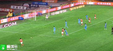 第70分钟,特谢拉停一记解围球时出现失误,他踩在球上失去重心摔了个跟