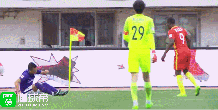 比赛第75分钟,买提江与伊德耶发生争执后倒地,最终伊德耶被黄牌警告.